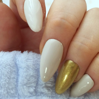 Aube Chrome press-on nagels — draagfoto, signature narrow almond