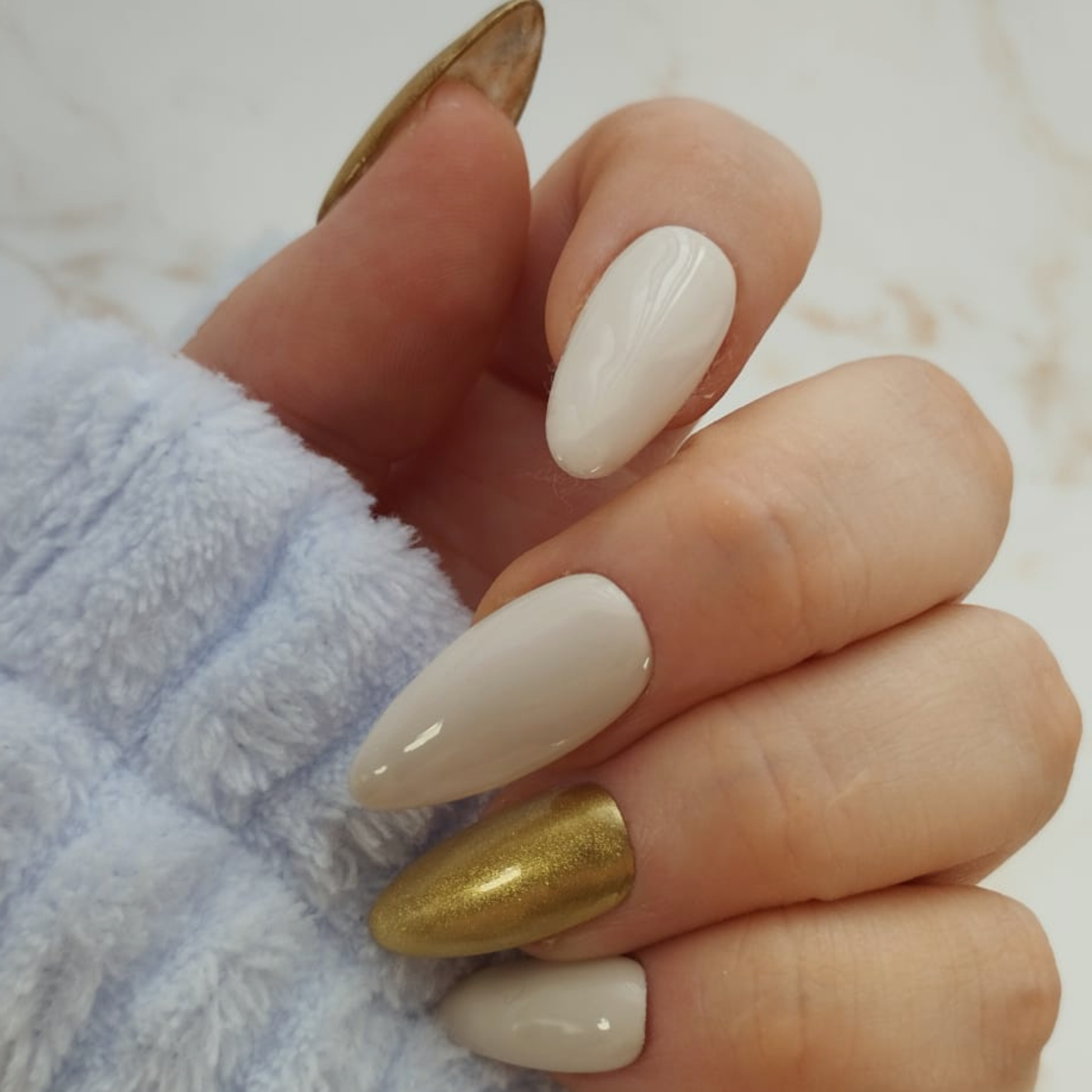 Aube Chrome press-on nagels — draagfoto, signature narrow almond