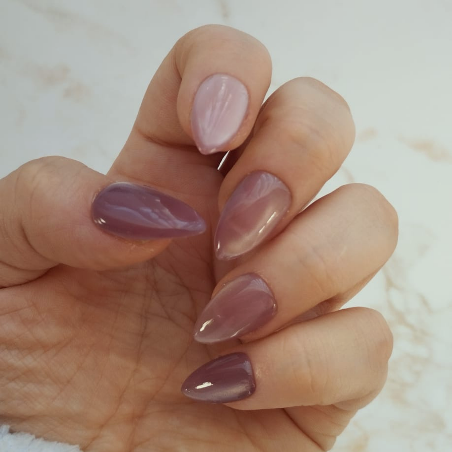 Glass Amethyst press-on nagels — draagfoto, essential wide almond