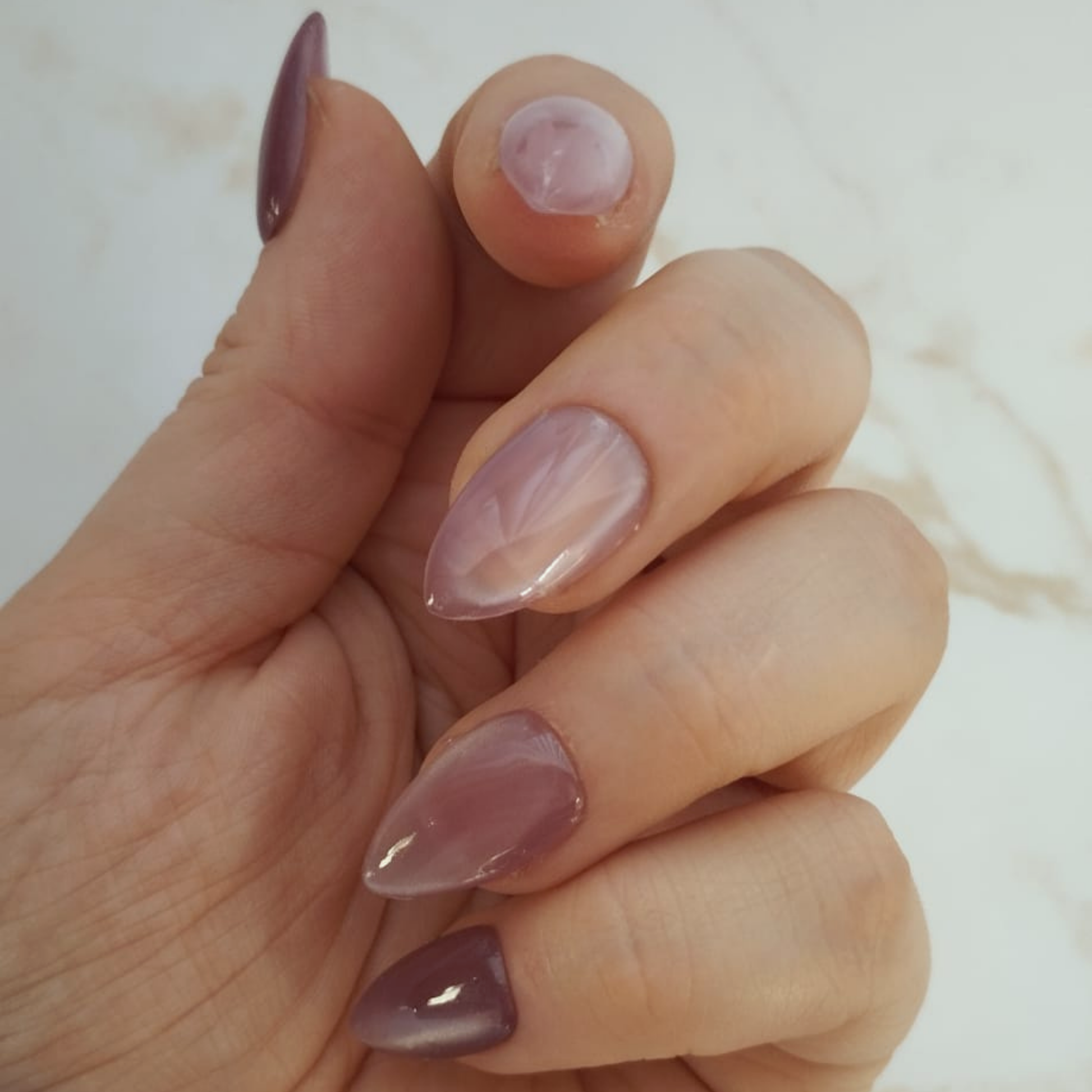 Glass Amethyst press-on nagels — draagfoto, essential wide almond