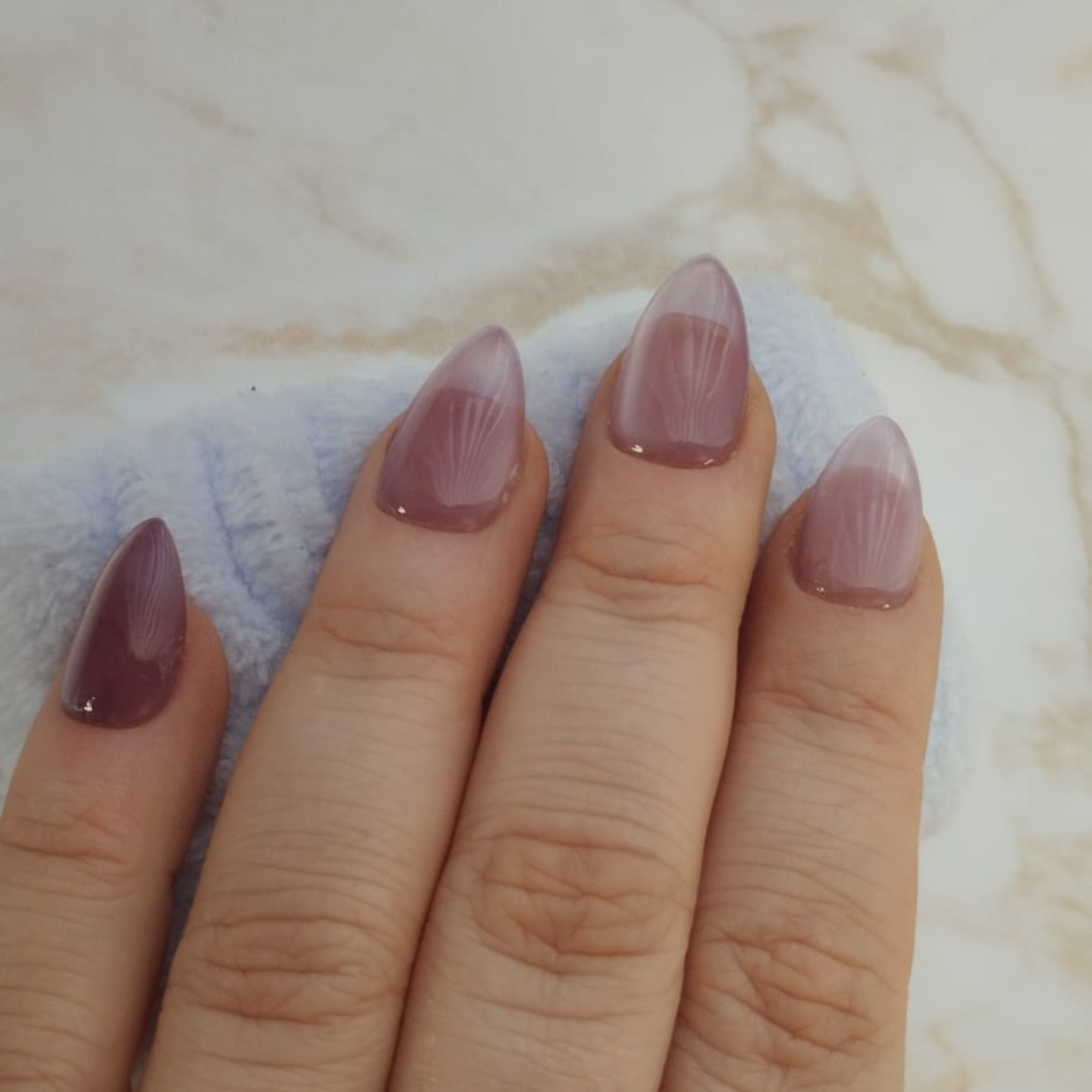 Glass Amethyst press-on nagels — draagfoto, essential wide almond