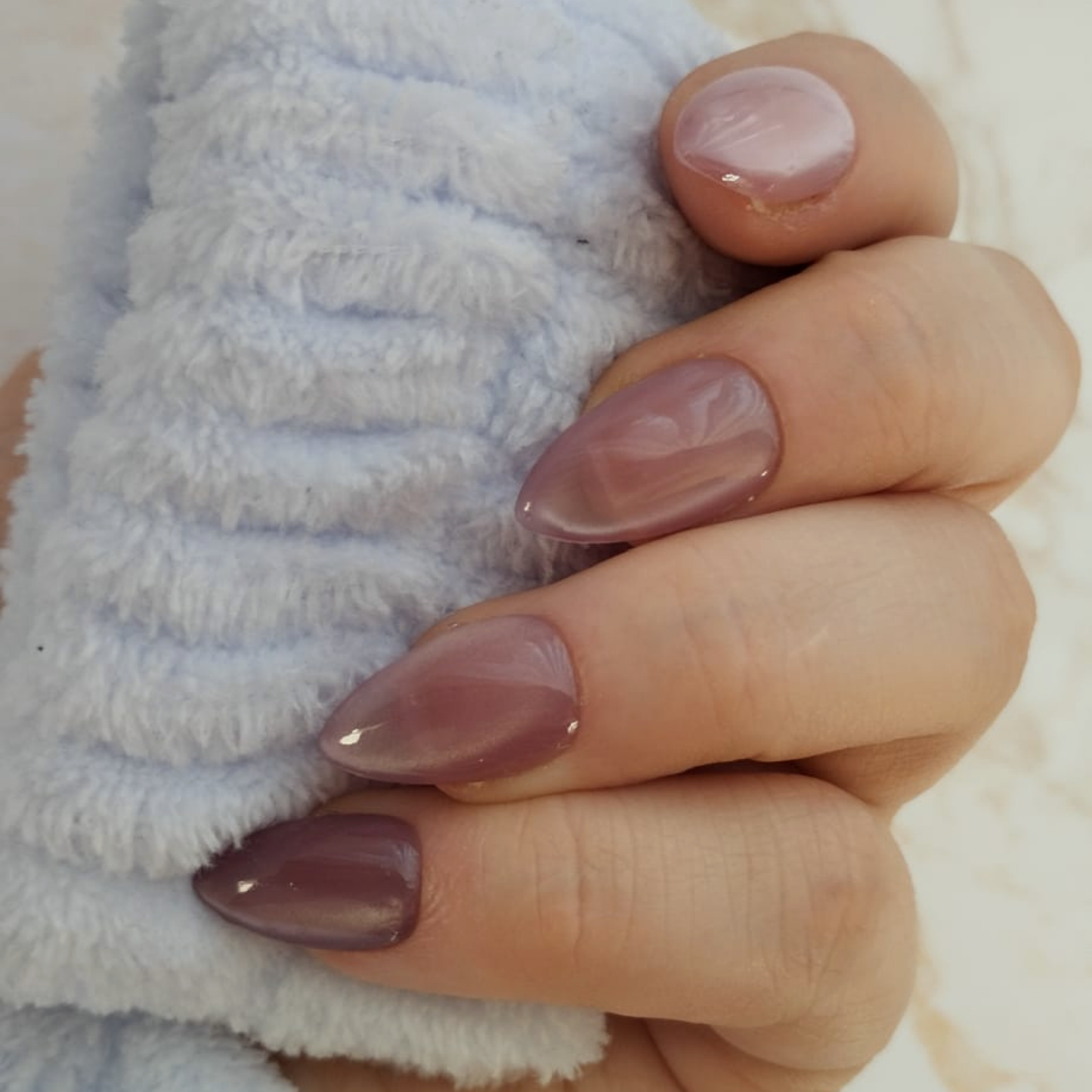Glass Amethyst press-on nagels — draagfoto, essential wide almond