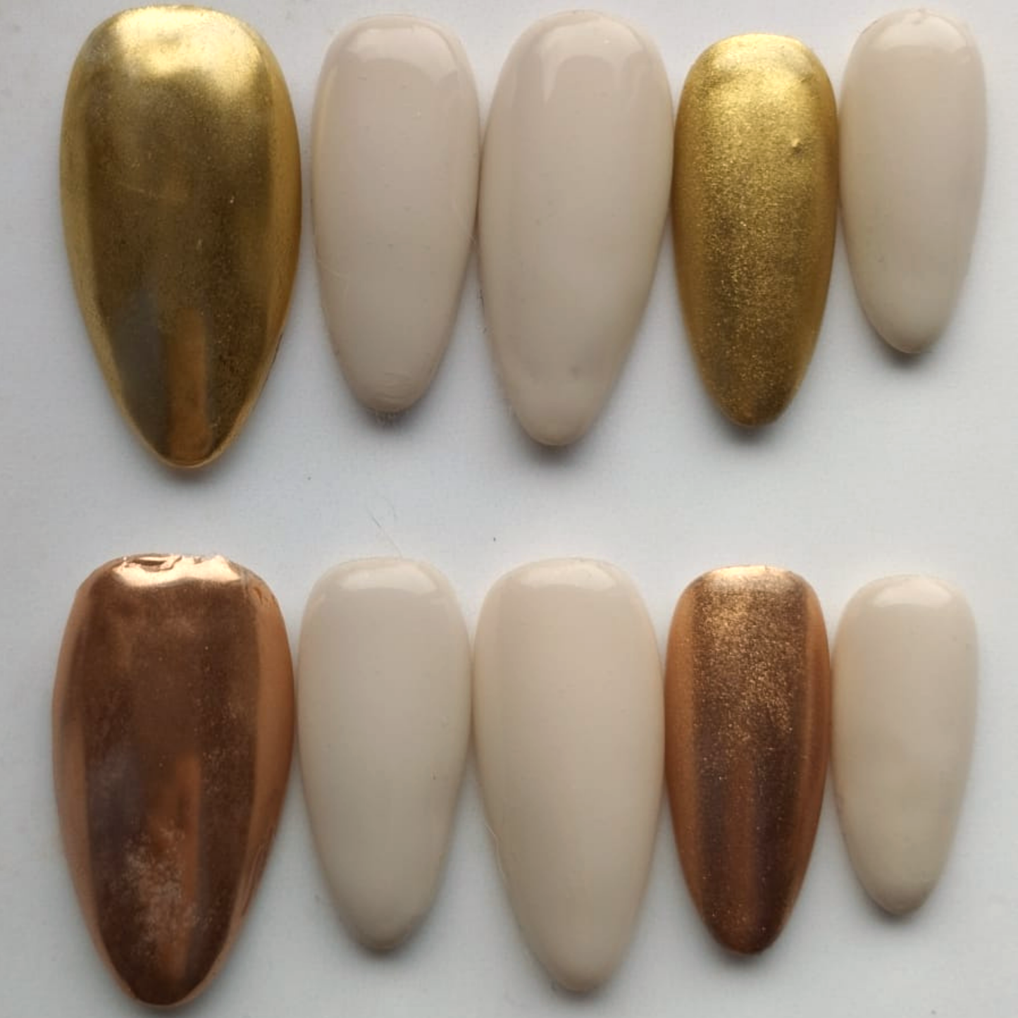 Aube Chrome press-on nagels — signature narrow almond, set van 10