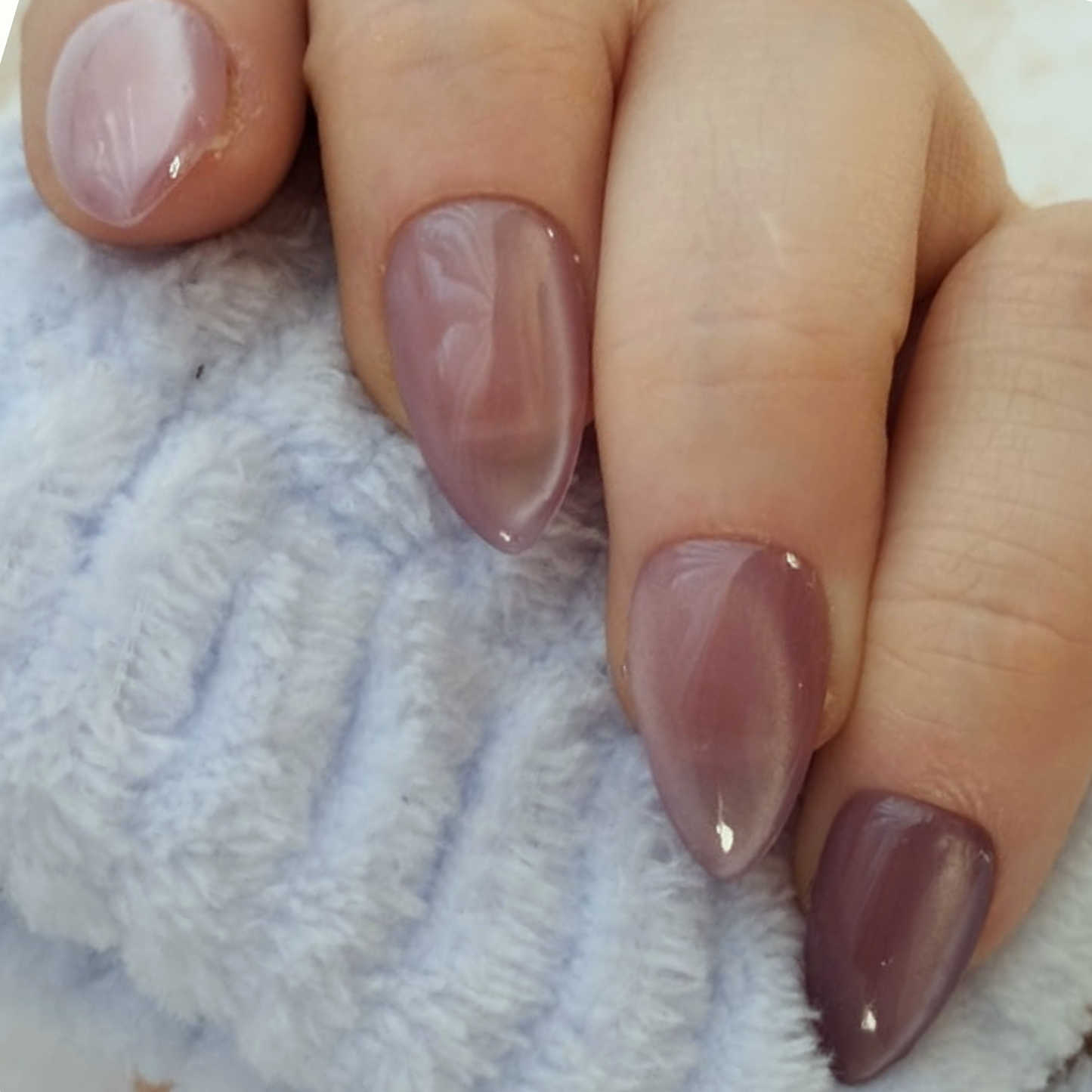 Glass Amethyst press-on nagels — draagfoto, essential wide almond