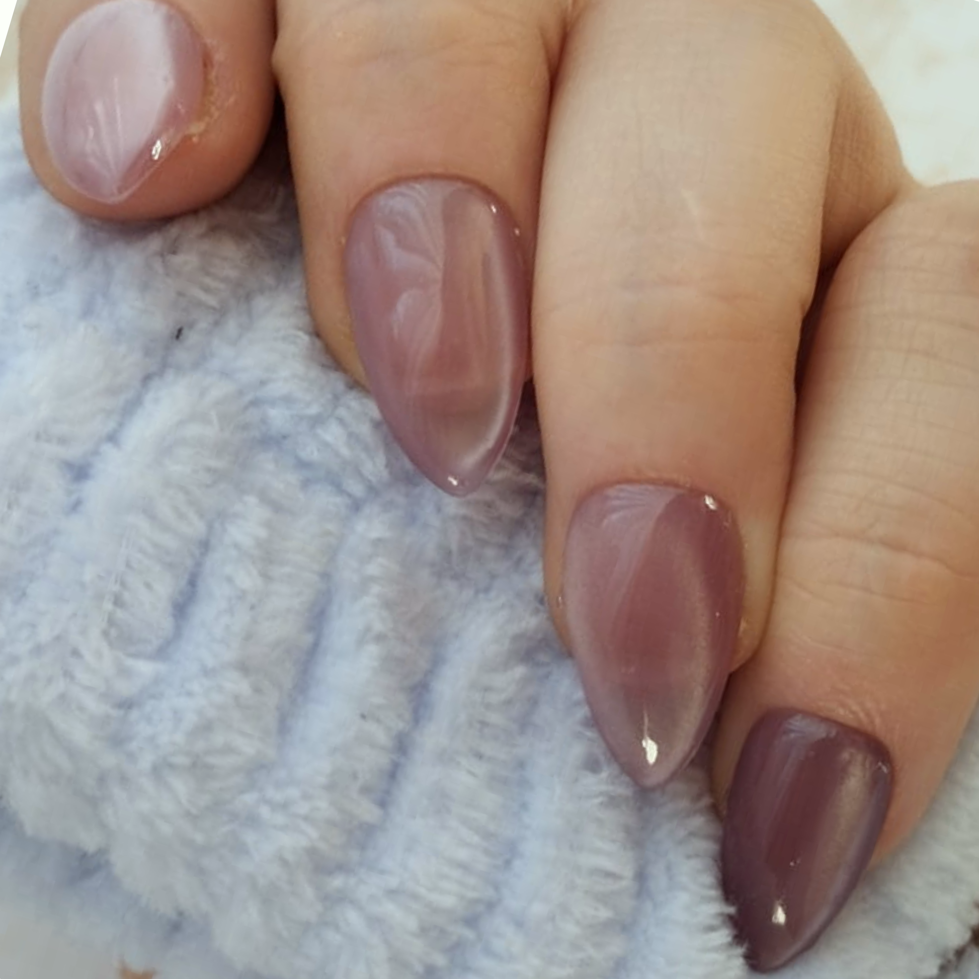 Glass Amethyst press-on nagels — draagfoto, essential wide almond