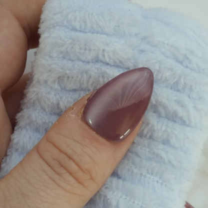 Glass Amethyst press-on nagels — draagfoto, essential wide almond
