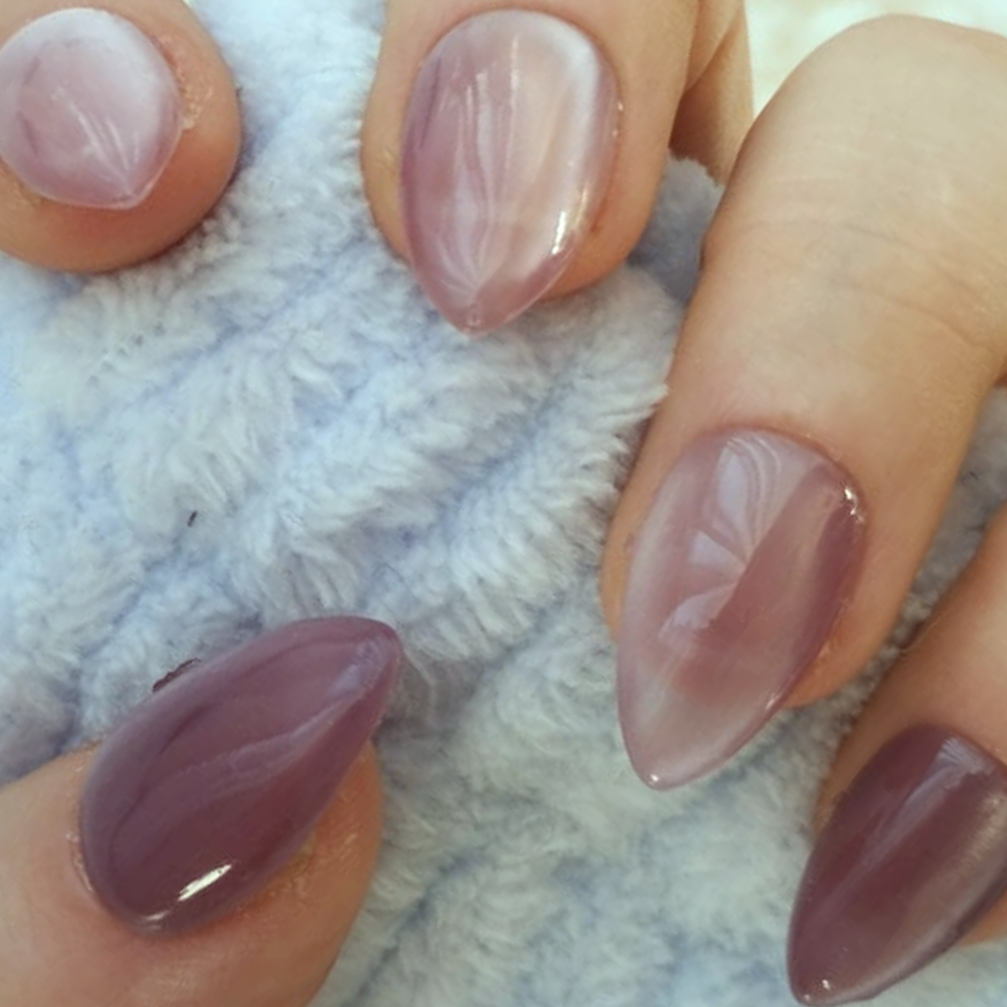Glass Amethyst press-on nagels — draagfoto, essential wide almond