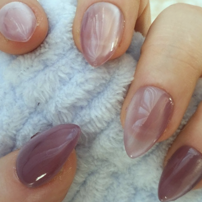 Glass Amethyst press-on nagels — draagfoto, essential wide almond
