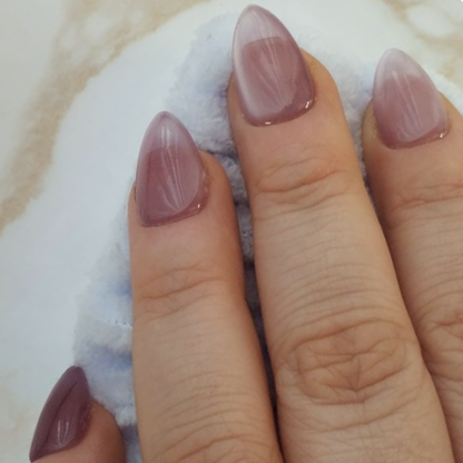 Glass Amethyst press-on nagels — draagfoto, essential wide almond