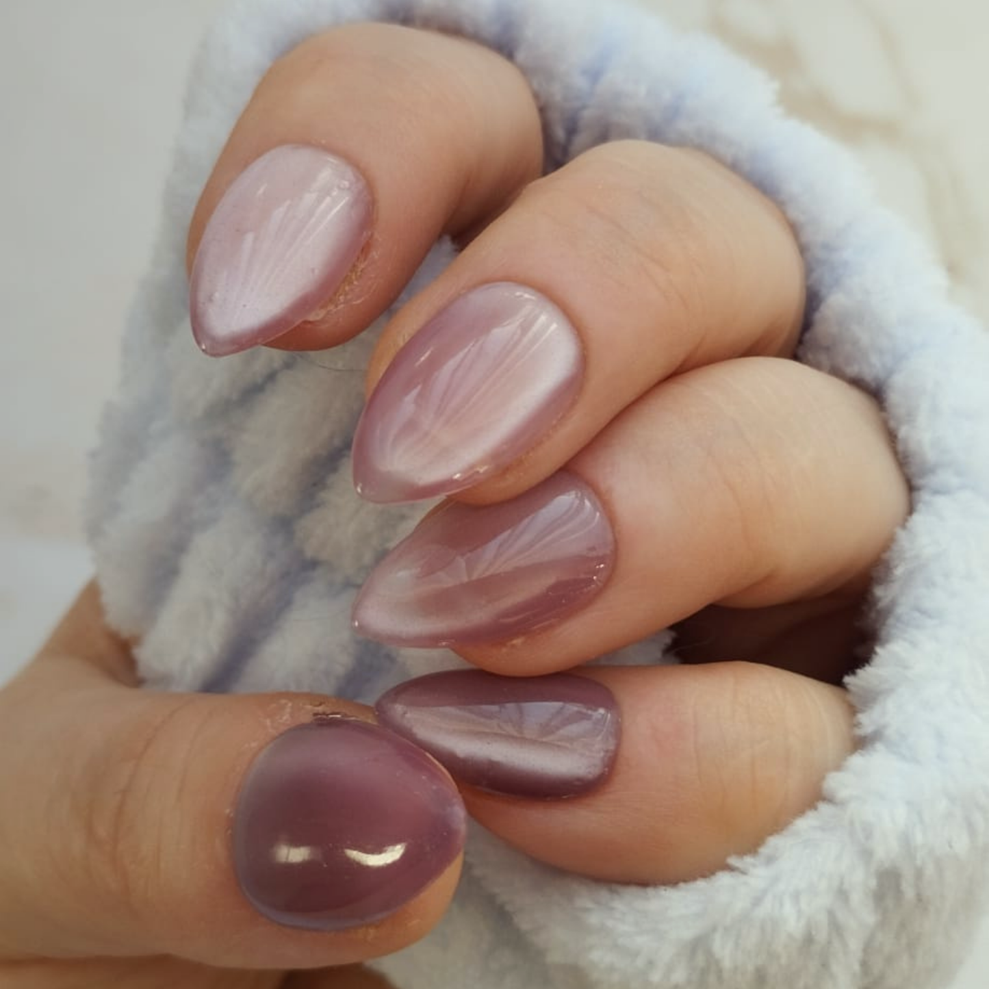 Glass Amethyst press-on nagels — draagfoto, essential wide almond