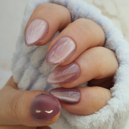 Glass Amethyst press-on nagels — draagfoto, essential wide almond