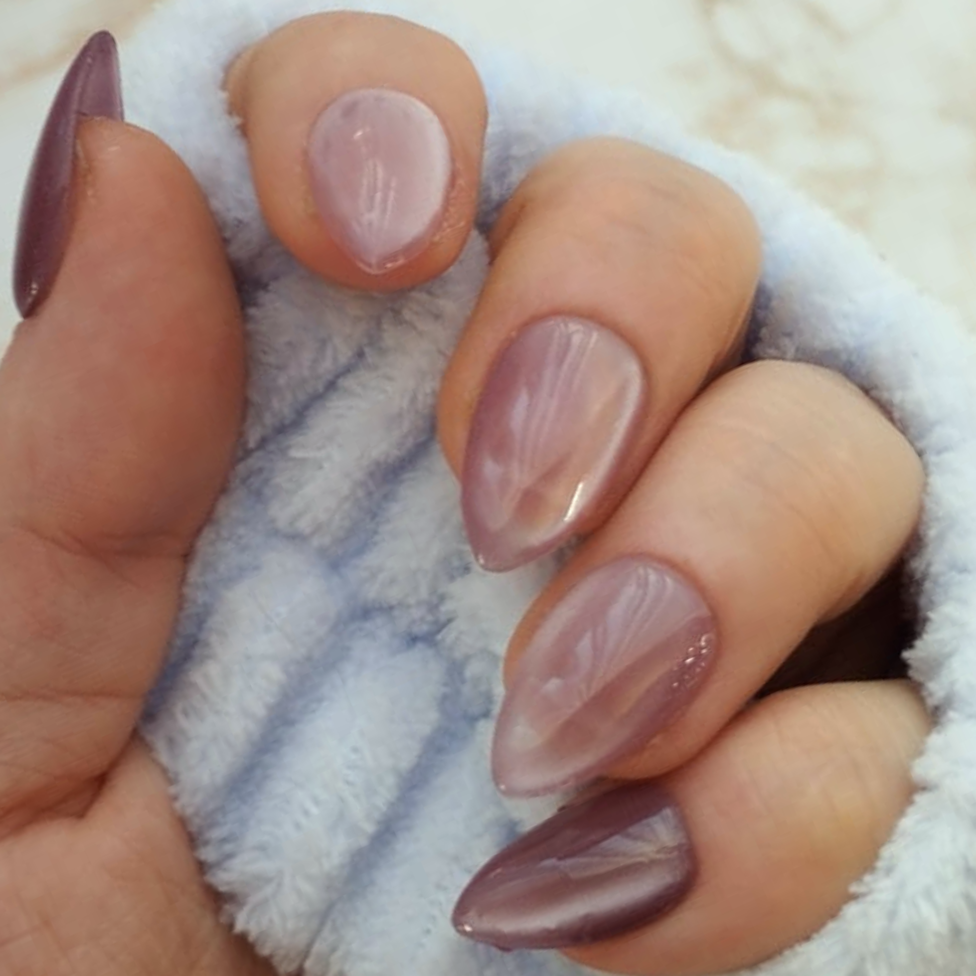 Glass Amethyst press-on nagels — draagfoto, essential wide almond