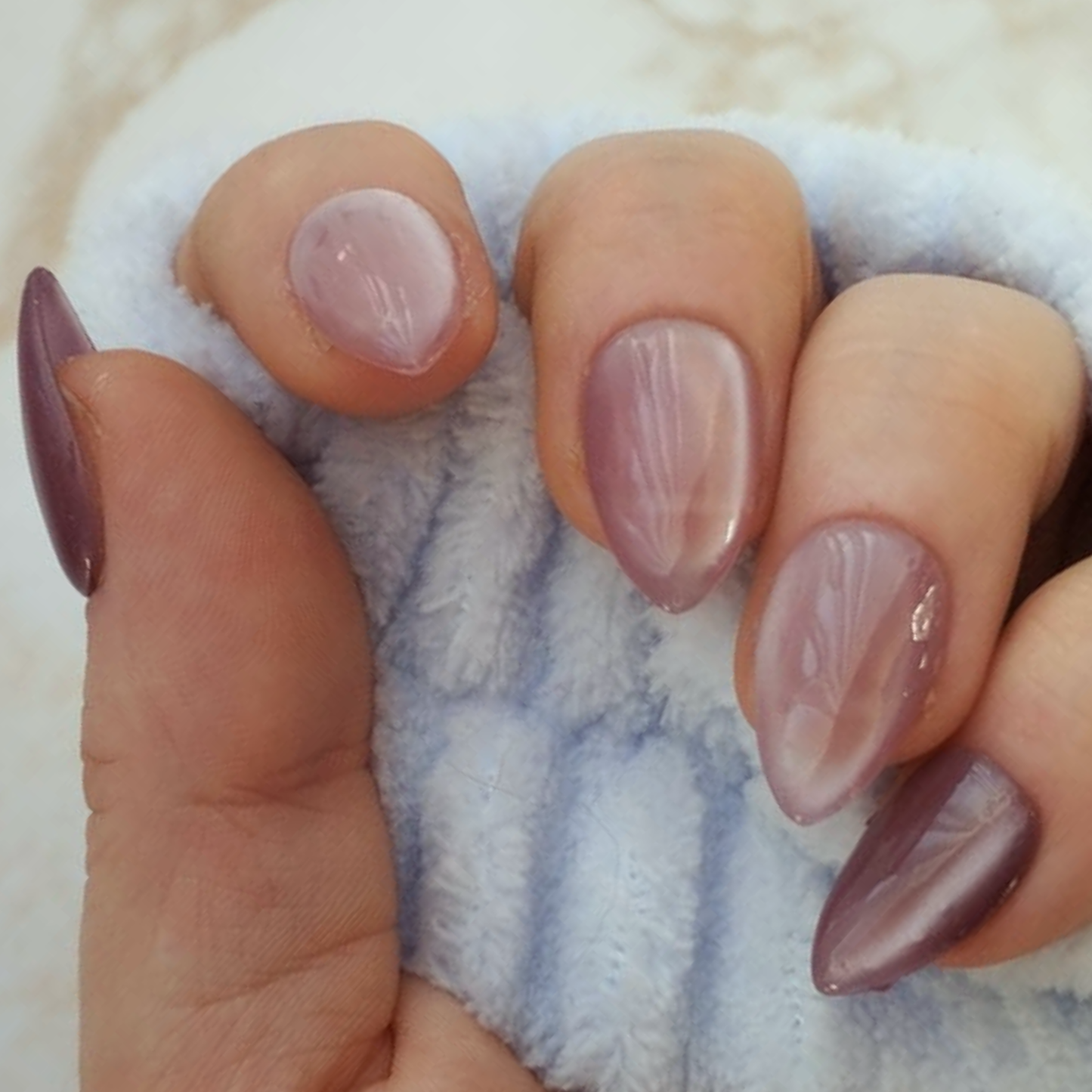 Glass Amethyst press-on nagels — draagfoto, essential wide almond