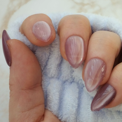 Glass Amethyst press-on nagels — draagfoto, essential wide almond