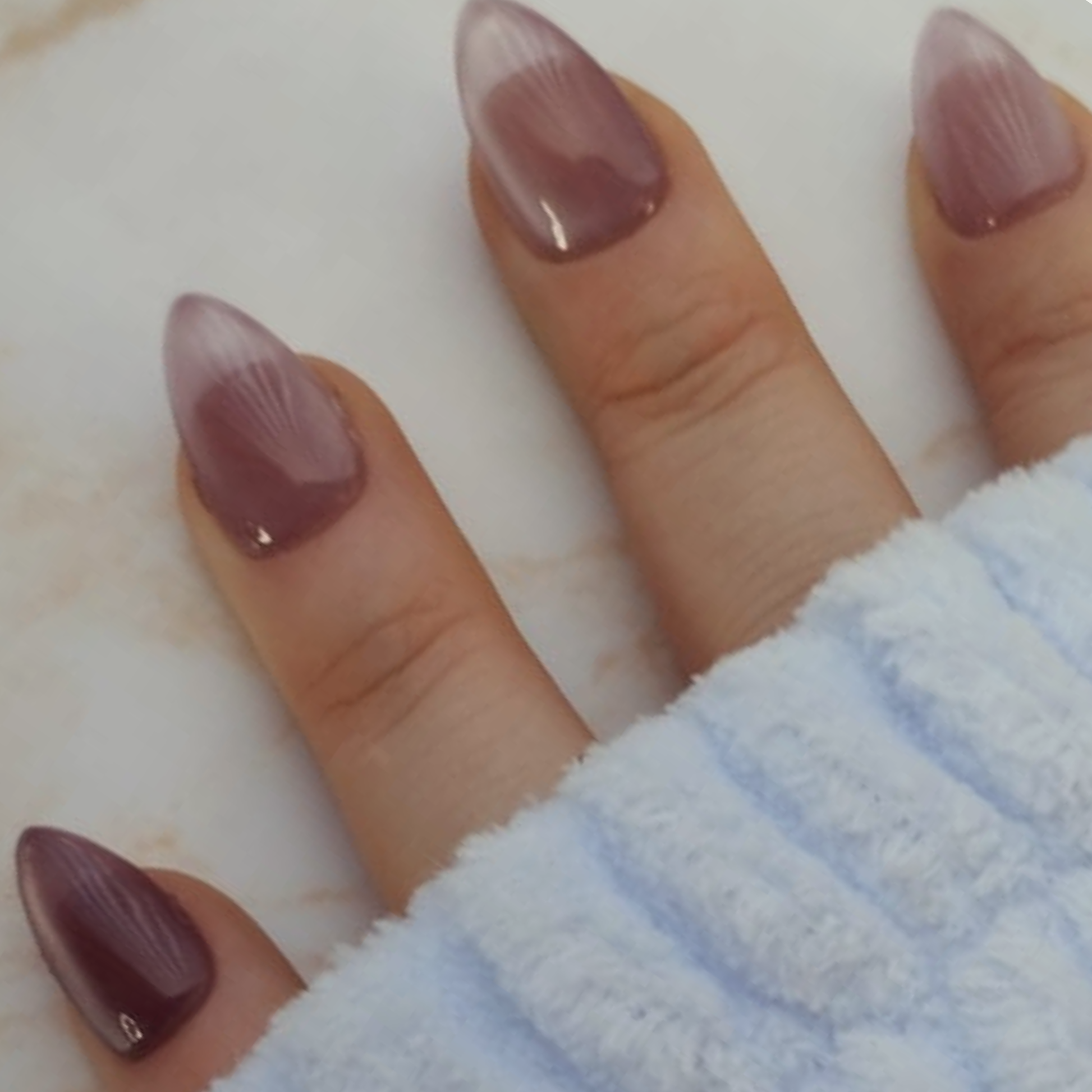 Glass Amethyst press-on nagels — draagfoto, essential wide almond