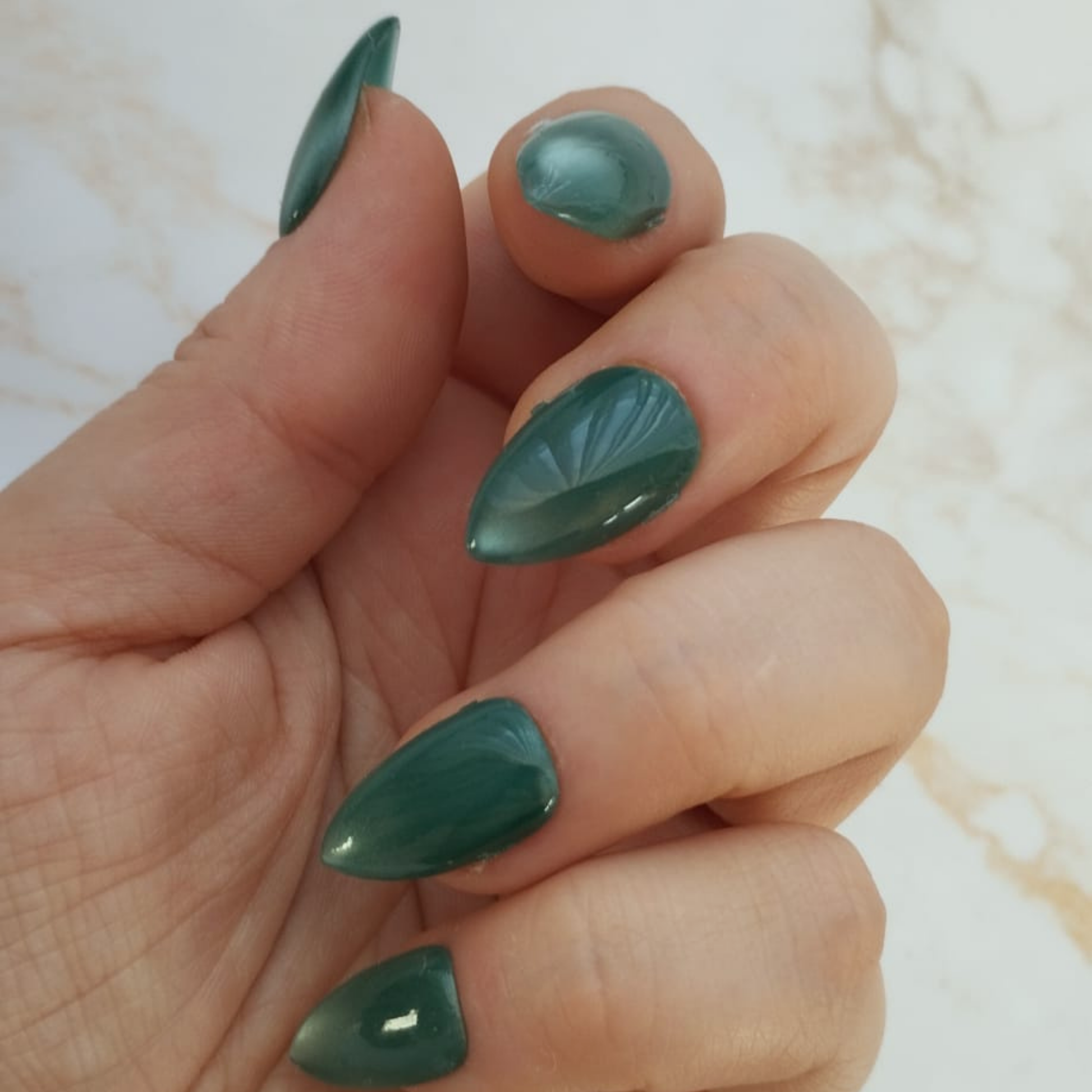 Gem Teal press-on nagels — draagfoto, signature wide almond