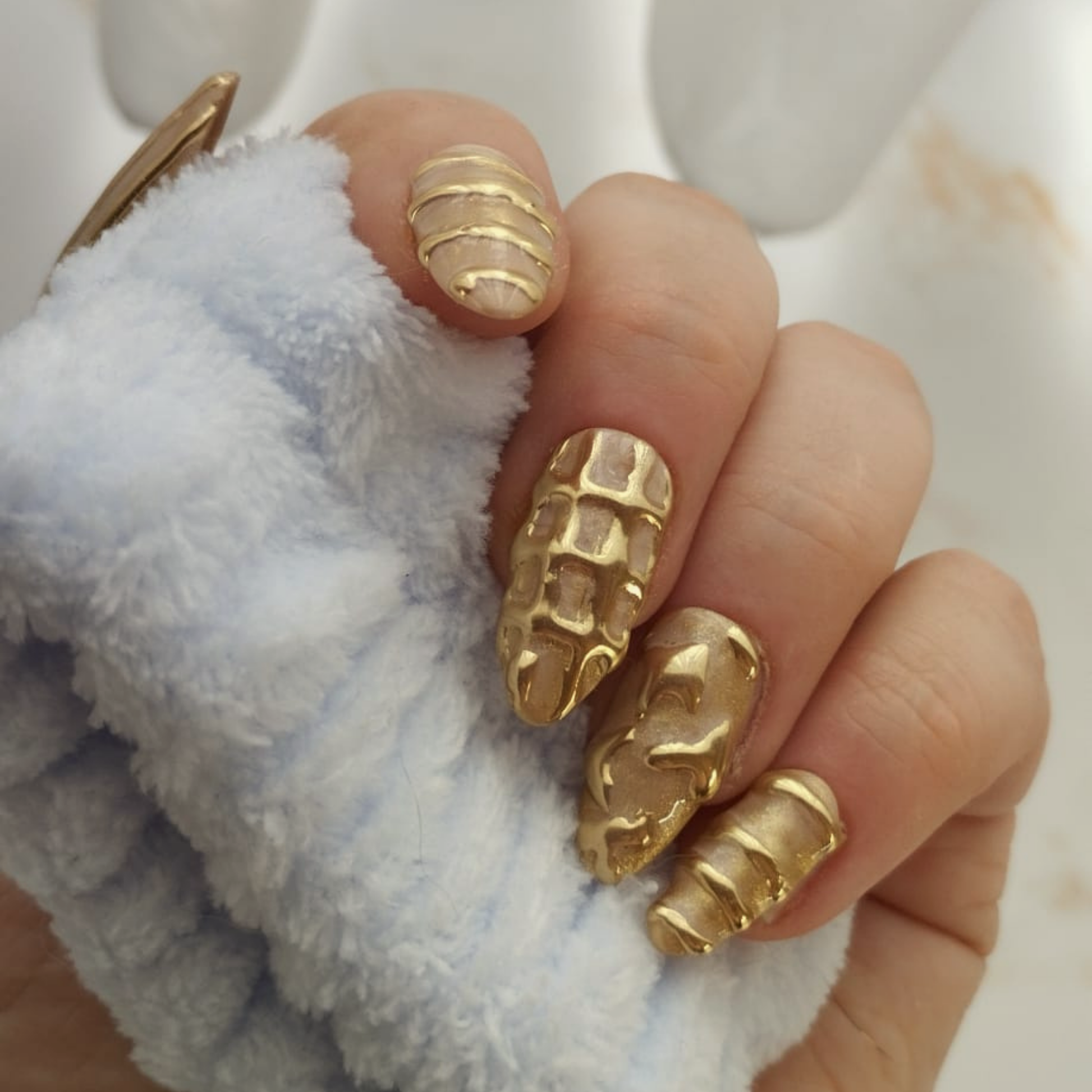 Gold Chrome press-on nagels — draagfoto, essential narrow almond