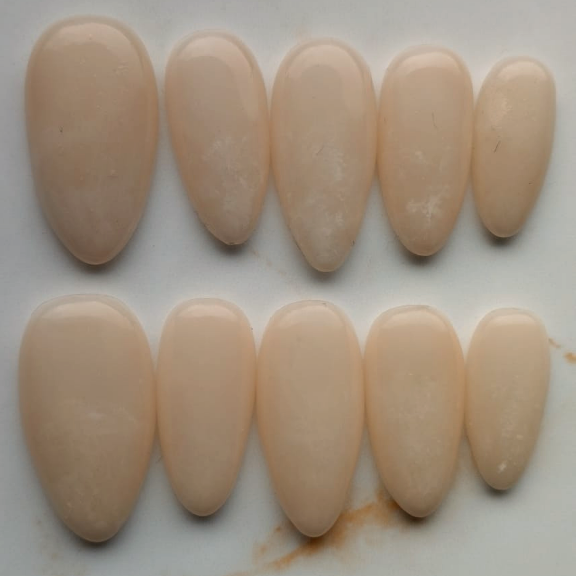 Marble Nude press-on nagels — draagfoto, signature narrow almond