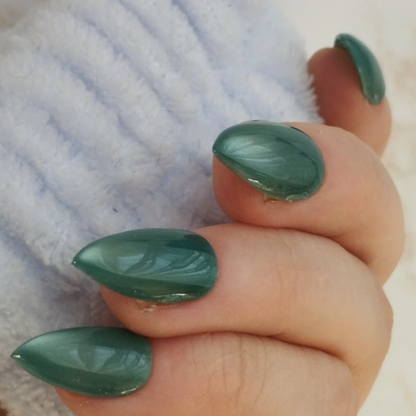 Gem Teal press-on nagels — draagfoto, signature wide almond