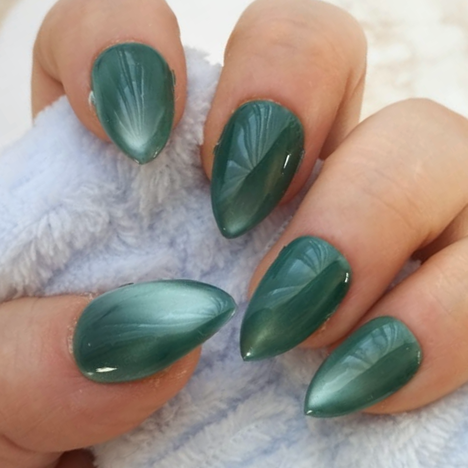 Gem Teal press-on nagels — draagfoto, signature wide almond