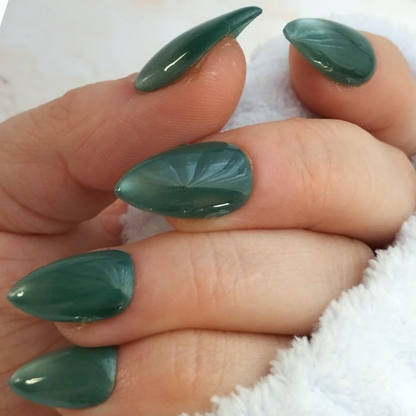 Gem Teal press-on nagels — draagfoto, signature wide almond