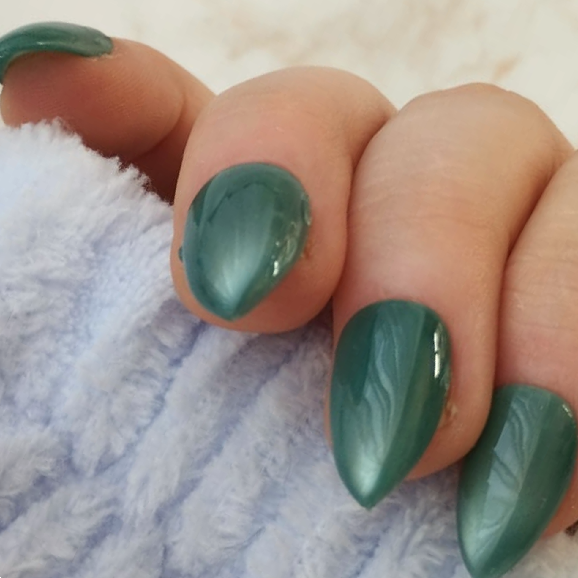 Gem Teal press-on nagels — draagfoto, signature wide almond