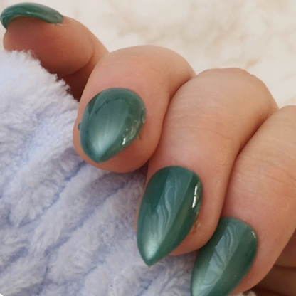 Gem Teal press-on nagels — draagfoto, signature wide almond