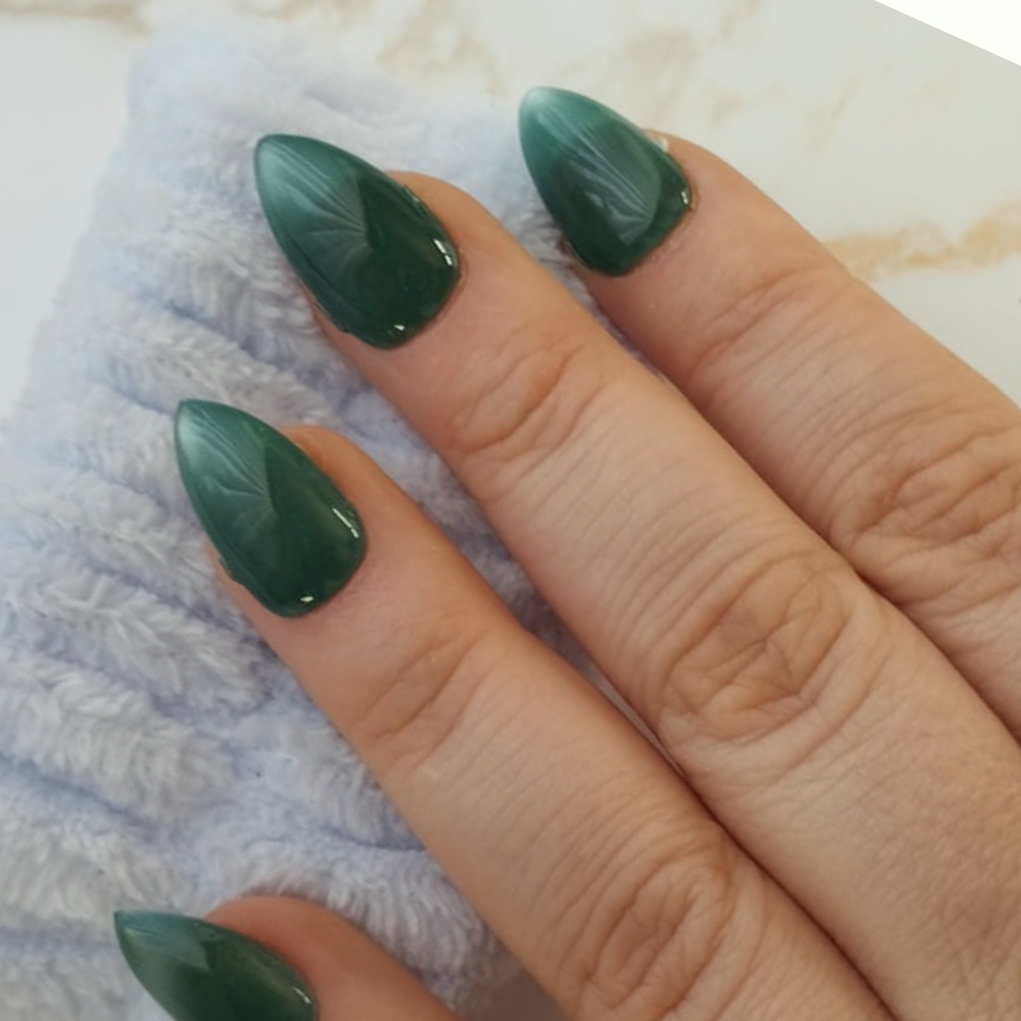Gem Teal press-on nagels — draagfoto, signature wide almond
