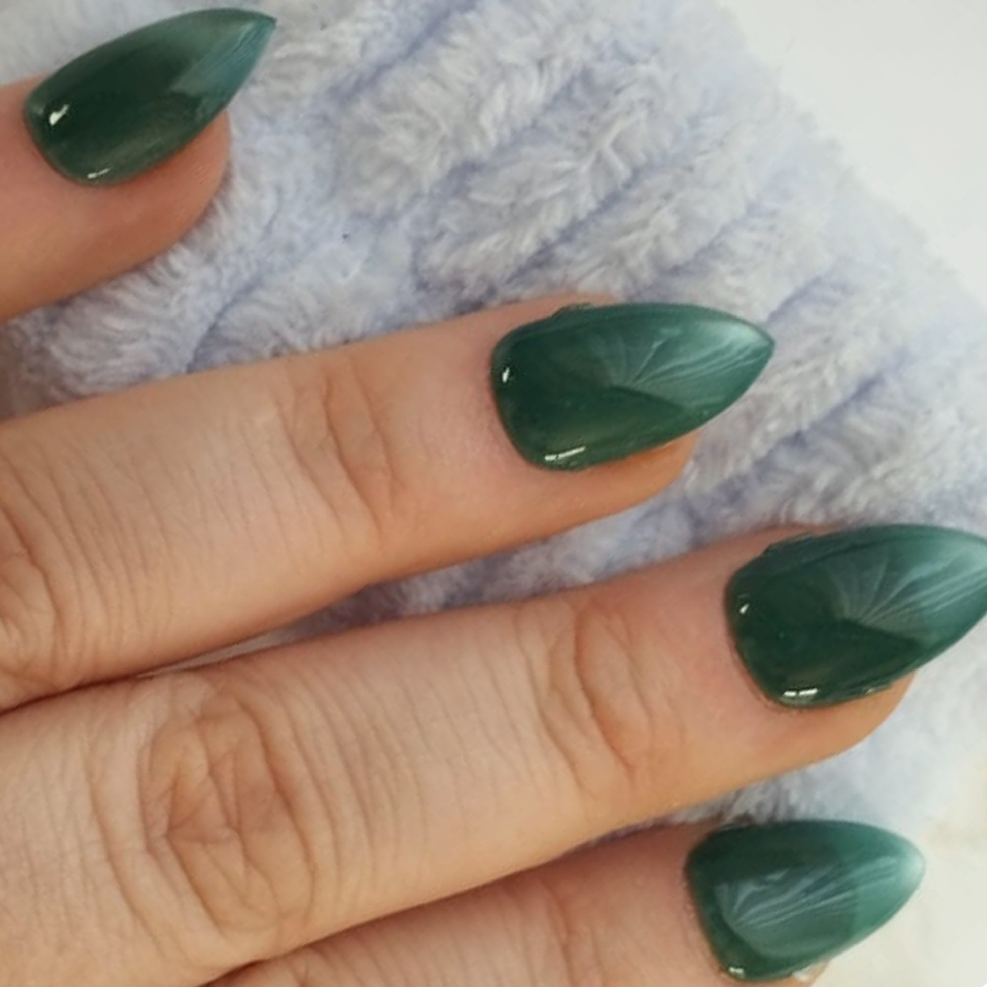 Gem Teal press-on nagels — draagfoto, signature wide almond