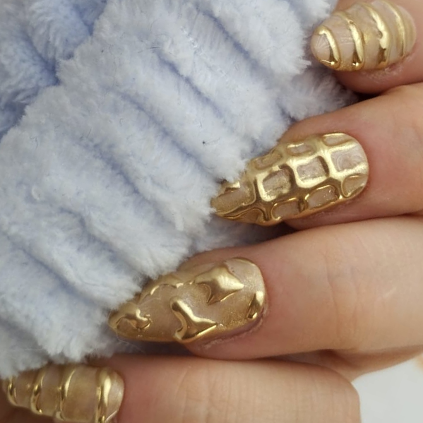 Gold Chrome press-on nagels — draagfoto, essential narrow almond