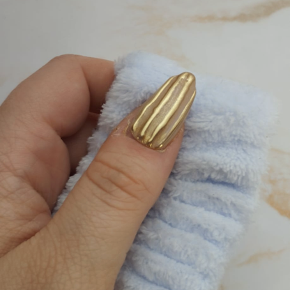 Gold Chrome press-on nagels — draagfoto, essential narrow almond