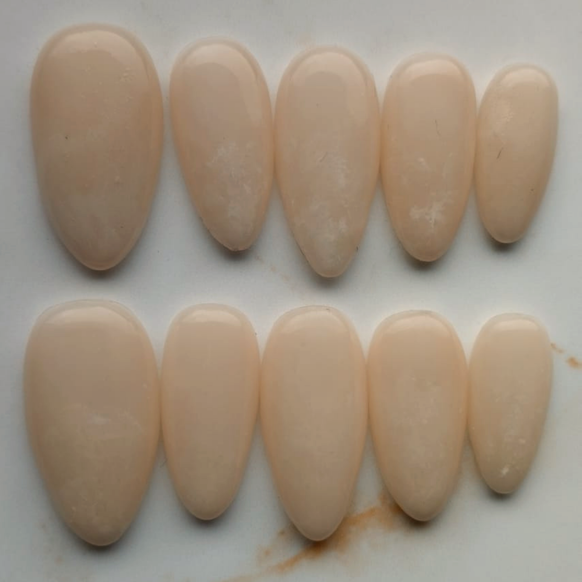 Marble Nude press-on nagels — draagfoto, signature narrow almond